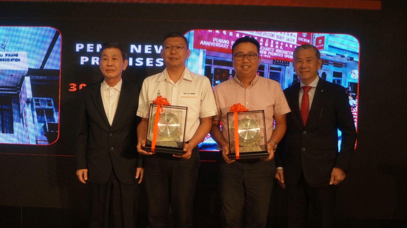 Presentation of souvenirs during the 78th Anniversary Dinner